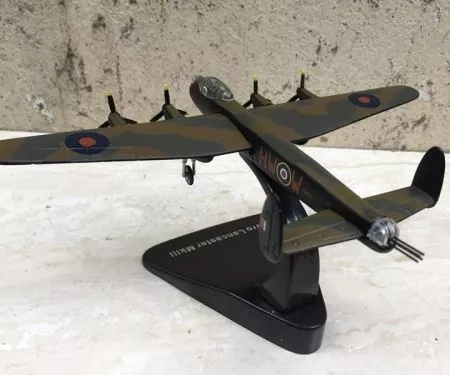 ​Mô hình Máy bay ném Bom Avro Lancaster MkIII  tỷ lệ 1:144