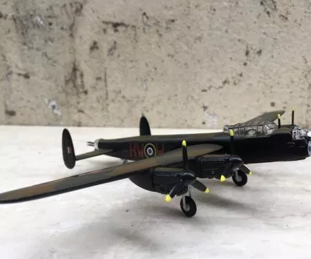 ​Mô hình Máy bay ném Bom Avro Lancaster MkIII  tỷ lệ 1:144