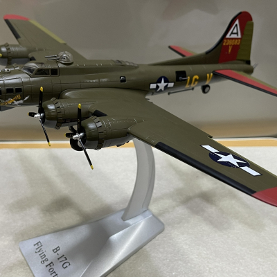 ​Mô hình Máy bay ném Bom B-17G tỷ lệ 1:72