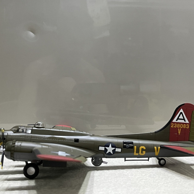 ​Mô hình Máy bay ném Bom B-17G tỷ lệ 1:72