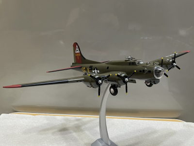 ​Mô hình Máy bay ném Bom B-17G tỷ lệ 1:72