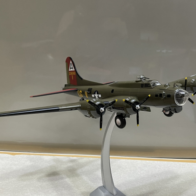 ​Mô hình Máy bay ném Bom B-17G tỷ lệ 1:72