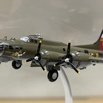 ​Mô hình Máy bay ném Bom B-17G tỷ lệ 1:72