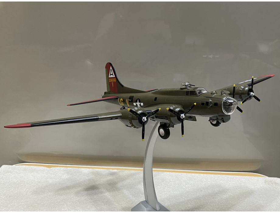 ​Mô hình Máy bay ném Bom B-17G tỷ lệ 1:72