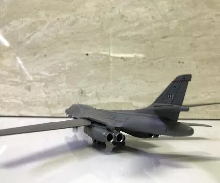 ​Mô hình Máy bay Ném Bom B1 lancer  tỷ lệ 1:200