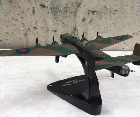 ​Mô hình Máy bay ném Bom Handley Page Halifax tỷ lệ 1:144