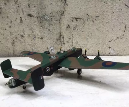 ​Mô hình Máy bay ném Bom Handley Page Halifax tỷ lệ 1:144