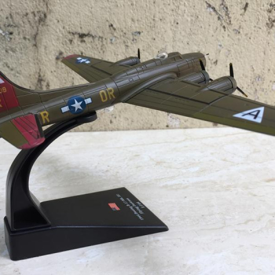 Mô hình Máy bay ném bom B-17D 1:144