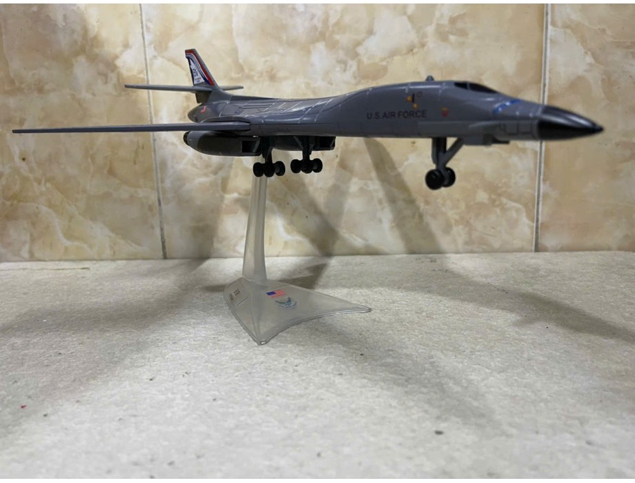 ​Mô hình Máy bay Ném Bom Rockwell B-1B lancer tỷ lệ 1:144