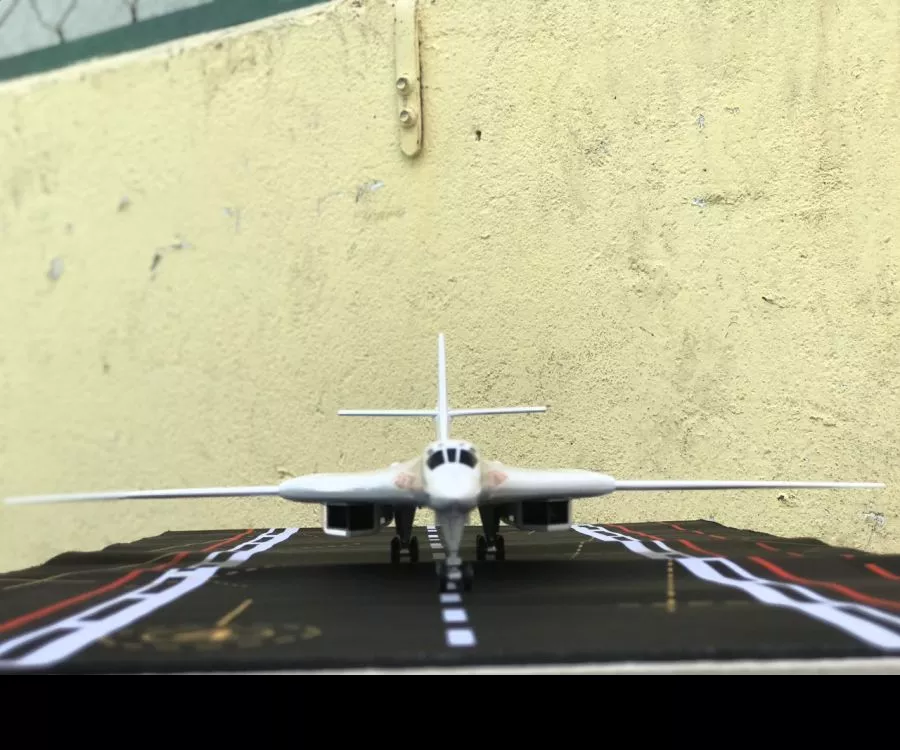 ​Mô hình Máy bay ném bom siêu thanh TU-160 tỷ lệ 1:144