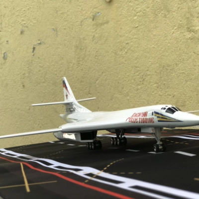 Mô hình Máy bay ném bom siêu thanh TU-160 tỷ lệ 1:144