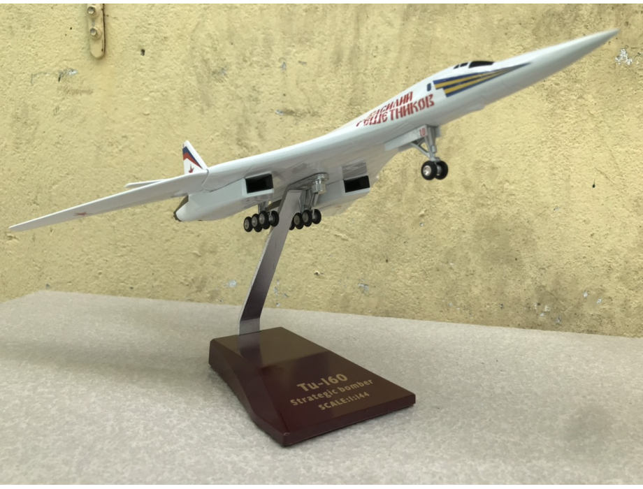 Mô hình Máy bay ném bom siêu thanh TU-160 tỷ lệ 1:144