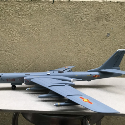 Mô hình Máy bay ném bom TU-16 Liên Xô củ  tỷ lệ 1:72