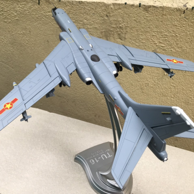Mô hình Máy bay ném bom TU-16 Liên Xô củ  tỷ lệ 1:72