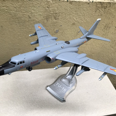 Mô hình Máy bay ném bom TU-16 Liên Xô củ  tỷ lệ 1:72