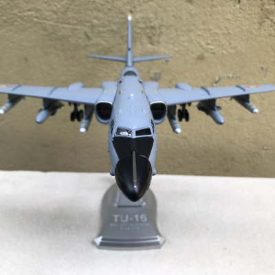 Mô hình Máy bay ném bom TU-16 Liên Xô củ  tỷ lệ 1:72