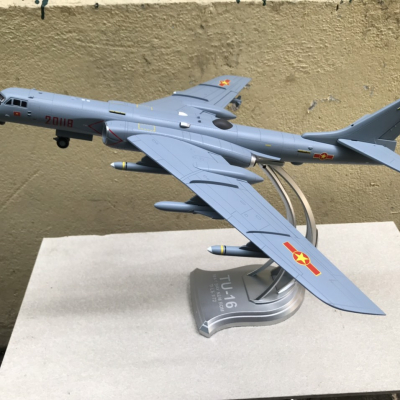 Mô hình Máy bay ném bom TU-16 Liên Xô củ  tỷ lệ 1:72
