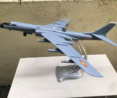 ​Mô hình Máy bay ném bom TU-16 Liên Xô củ  tỷ lệ 1:72