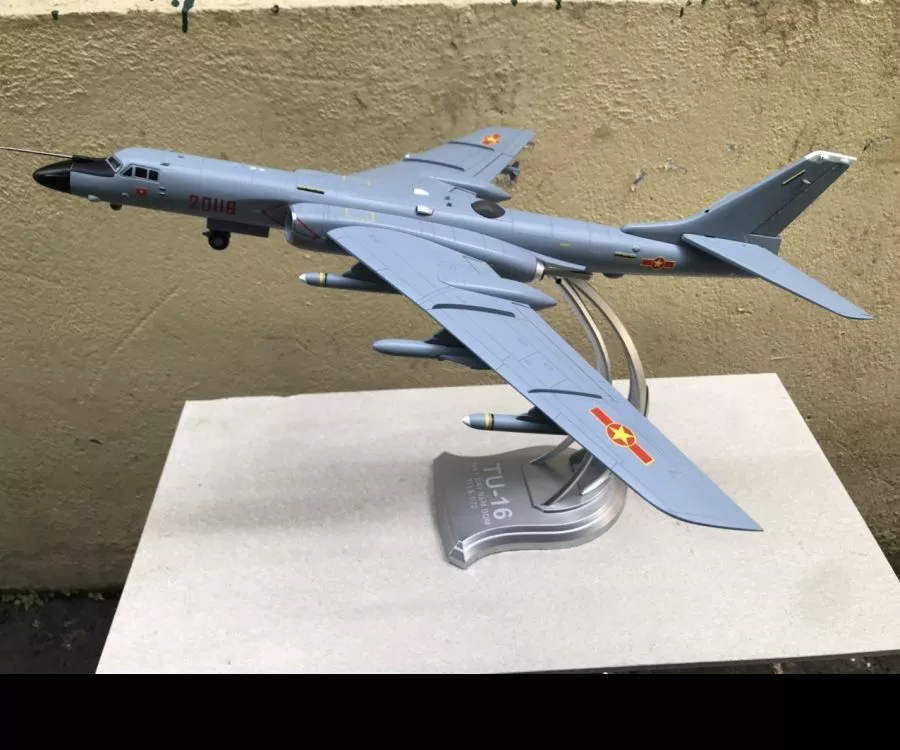 ​Mô hình Máy bay ném bom TU-16 Liên Xô củ  tỷ lệ 1:72
