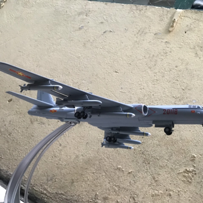 Mô hình Máy bay ném bom TU-16 Liên Xô củ  tỷ lệ 1:72