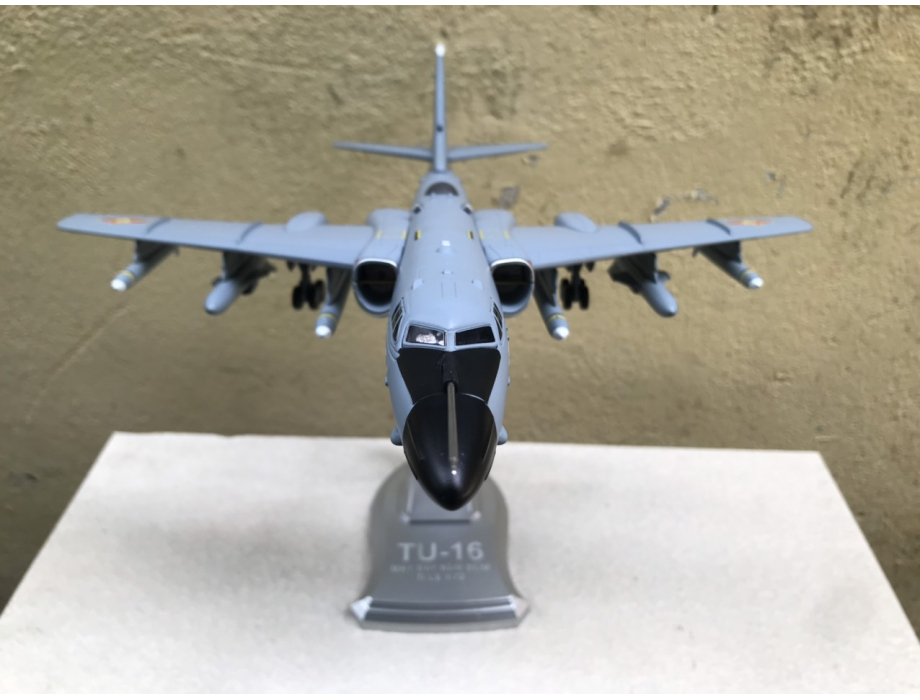 Mô hình Máy bay ném bom TU-16 Liên Xô củ tỷ lệ 1:72 Mô hình Máy bay ném bom TU-16 Liên Xô củ tỷ lệ 1:72