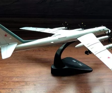 ​Mô hình máy bay ném bom TU 95 tỳ lệ 1:144