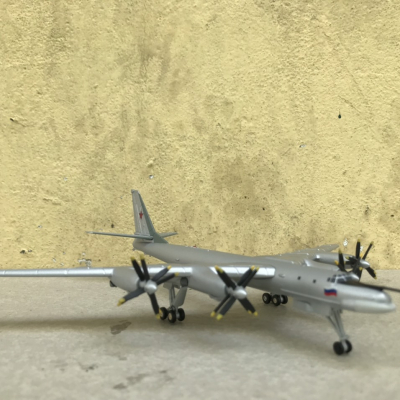 Mô hình máy bay ném bom TU-95 tỳ lệ 1:200