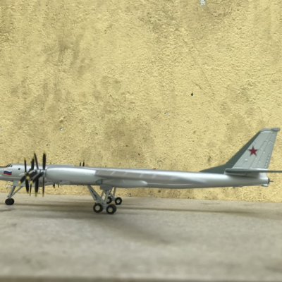 Mô hình máy bay ném bom TU-95 tỳ lệ 1:200