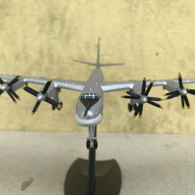 Mô hình máy bay ném bom TU-95 tỳ lệ 1:200