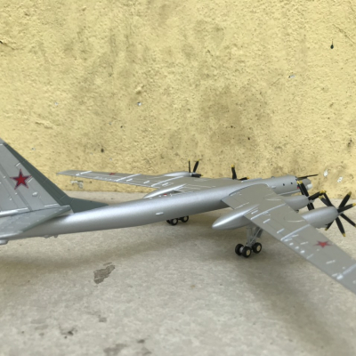 Mô hình máy bay ném bom TU-95 tỳ lệ 1:200