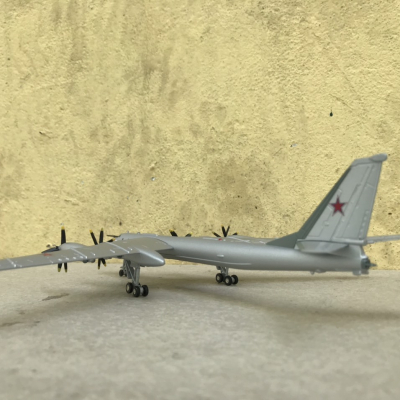 Mô hình máy bay ném bom TU-95 tỳ lệ 1:200