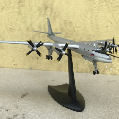 Mô hình máy bay ném bom TU-95 tỳ lệ 1:200