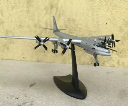 ​Mô hình máy bay ném bom TU-95 tỳ lệ 1:200