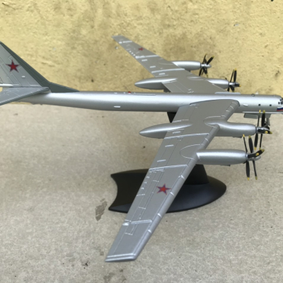 Mô hình máy bay ném bom TU-95 tỳ lệ 1:200