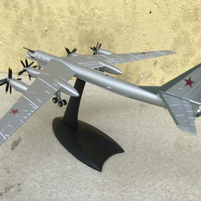 Mô hình máy bay ném bom TU-95 tỳ lệ 1:200