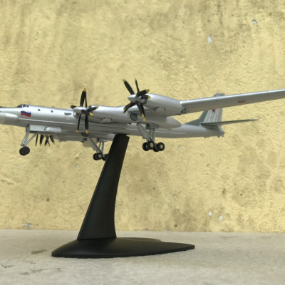 Mô hình máy bay ném bom TU-95 tỳ lệ 1:200