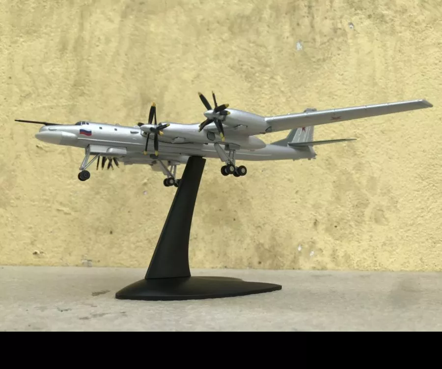 ​Mô hình máy bay ném bom TU-95 tỳ lệ 1:200