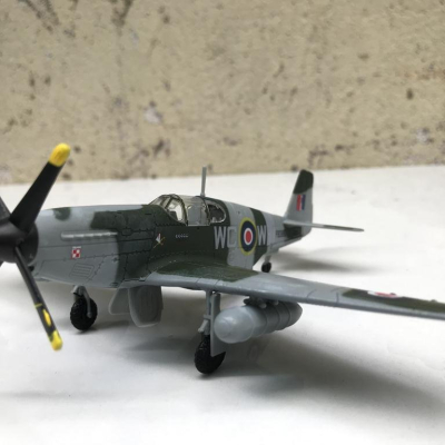 Mô hình Máy bay P-51 Mustang Kinhdom tỷ lệ 1:72