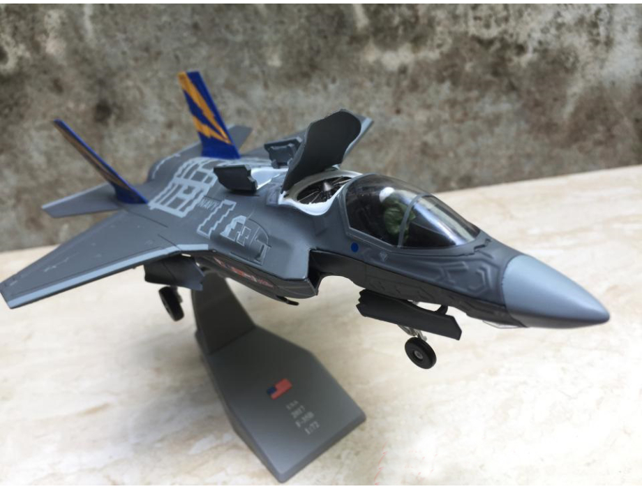 Mô hình Máy bay Tàng hình F-35C Lighning II tỷ lệ 1:72 Mô hình Máy bay Tàng hình F-35C Lighning II tỷ lệ 1:72
