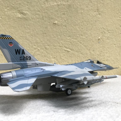 Mô hình máy bay Tiêm kích F-16 Fighting Falcon tỷ lệ 1:72