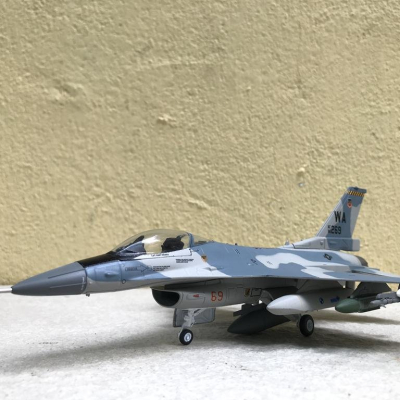 Mô hình máy bay Tiêm kích F-16 Fighting Falcon tỷ lệ 1:72