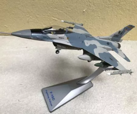Mô hình máy bay Tiêm kích F-16 Fighting Falcon tỷ lệ 1:72