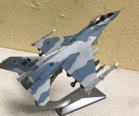 ​Mô hình máy bay Tiêm kích F-16 Fancon tỷ lệ 1:72