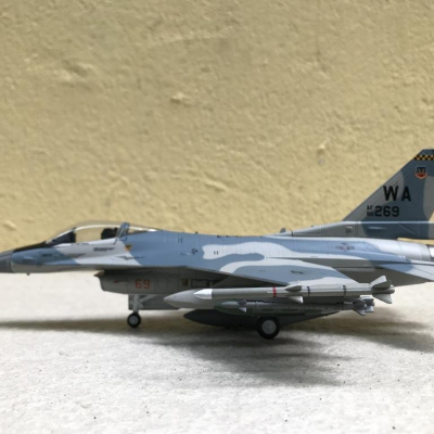 Mô hình máy bay Tiêm kích F-16 Fighting Falcon tỷ lệ 1:72