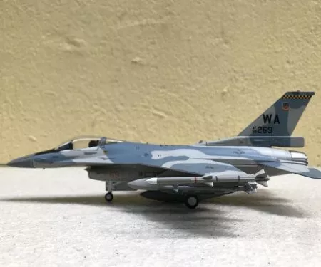 Mô hình máy bay Tiêm kích F-16 Fighting Falcon tỷ lệ 1:72