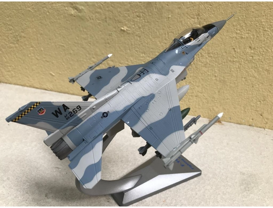 Mô hình máy bay Tiêm kích F-16 Fighting Falcon tỷ lệ 1:72