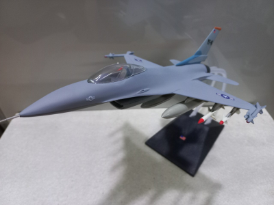Mô hình Máy báy Tiêm kich F-16 tỷ lệ 1:48