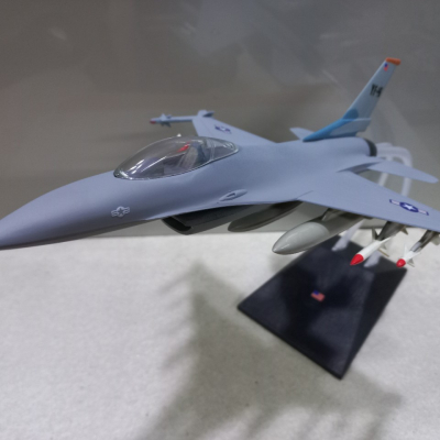 Mô hình Máy báy Tiêm kich F-16 tỷ lệ 1:48