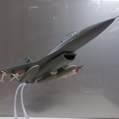 Mô hình Máy báy Tiêm kich F-16 tỷ lệ 1:48