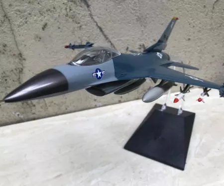​Mô hình Máy báy Tiêm kich F-16 tỷ lệ 1:72